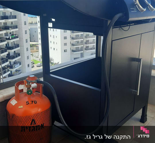 גריל גז שחור עם בלון גז כתום מחובר